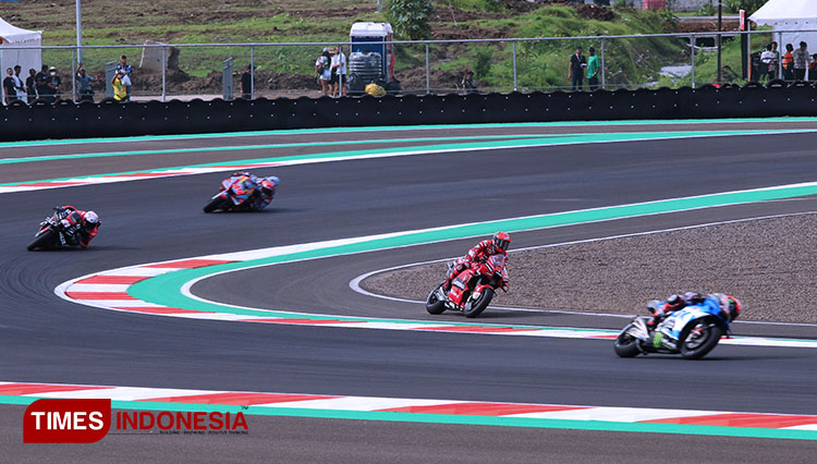 Para pembalap MotoGP Mandalika di Sirkuit Mandalika saat sesi latihan bebas, Sabtu (19/3/2022). (Foto: Tria Adha/TIMES Indonesia)