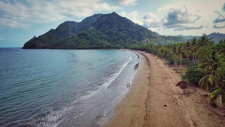 Cengkrong beach trenggalek with its soft sand. (Photo: Saproen/Instagram)
