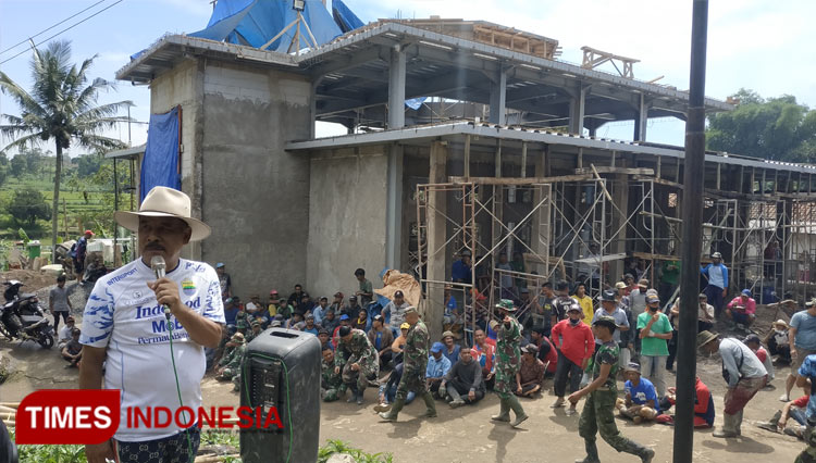 Manager Persib Bandung, H. Umuh Muchtar saat meninjau pembangunan Masjid Jamie Assyifa di Ciluluk Tanjungsari Sumedang, Minggu (20/3/2022). (FOTO: Alan Dahlan/TIMES Indonesia)