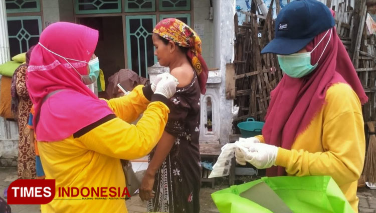 Vaksinasi difteri di Desa Gili Ketapang Probolinggo. (Foto: Kominfo for TIMES Indonesia)
