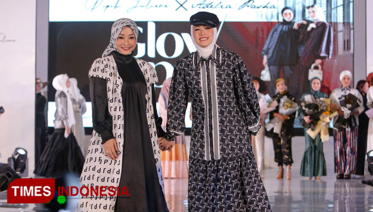 Pipik Juliana dan Adelia Pasha mendapat sambutan hangat pada penghujung fashion show bertajuk Glow Up 28 di Grand Ballroom JW Marriott Hotel Surabaya, Minggu (20/3/2022).) Foto : Lely Yuana/TIMES Indonesia) 