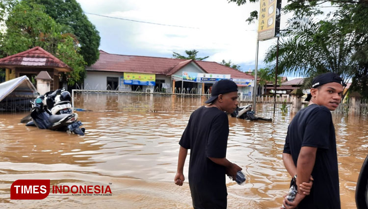 Tampak Kantor Samsat Kutai Timur Masih tergenang air. (Foto: Kusnadi/TIMES Indonesia)