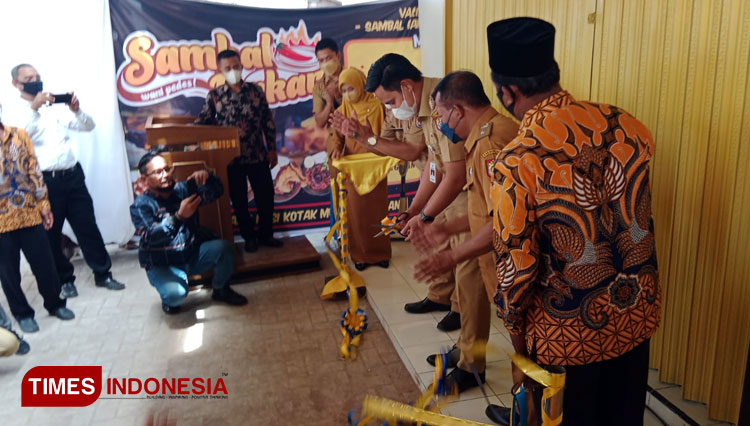 Bupati Kendal, Dico M Ganinduto, saat memotong pita sebagai simbol diresmikannya resto Queen Steak milik BUMdes Lestari Ngasinan, di jalan Gemuh-Weleri, Senin 21/3/2022. (Foto: Zamroni/TIMES Indonesia)