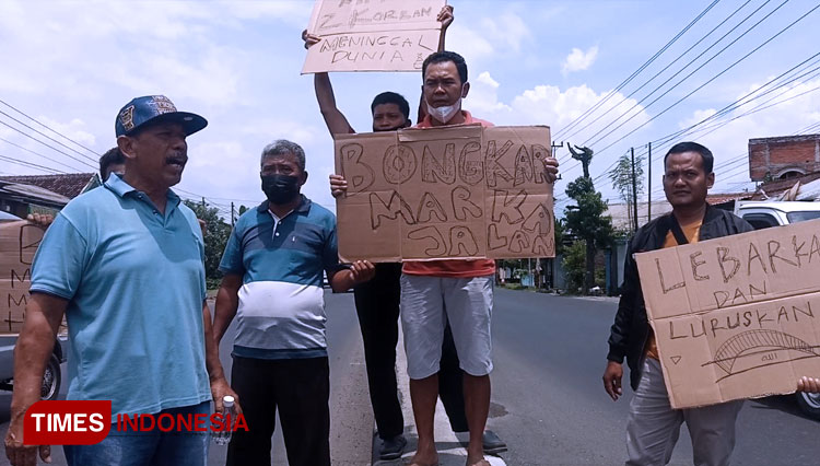 Warga Kauman, Masaran saat menggelar aksi di jalan Solo - Sragen. (FOTO: Mukhtarul Hafidh/TIMES Indonesia)