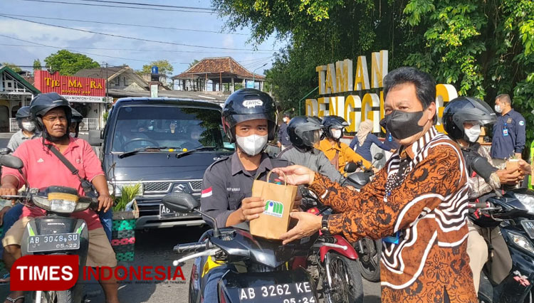 PDAM Sleman ketika membagikan pohon kaktus dan bingkisan kepada pengguna jalan yang melintas di persimpangan Denggung, Sleman. (FOTO: Fajar Rianto/TIMES Indonesia)
