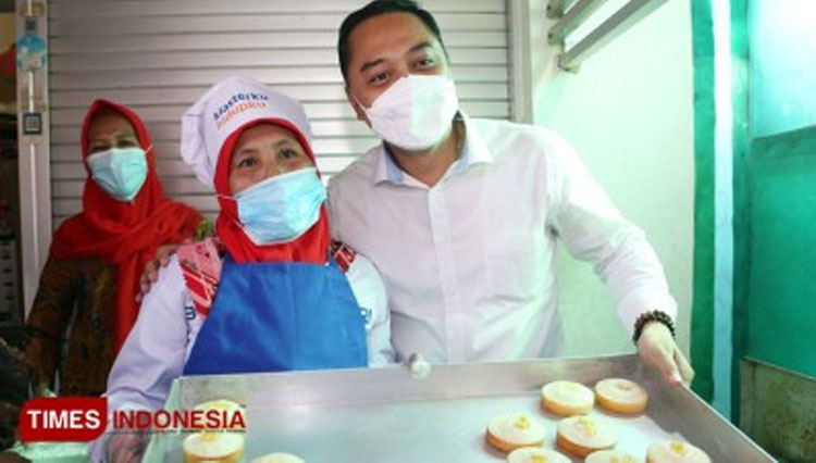 Potret-kegiatan-para-pedagang-kue-di-Kampung-Wisata-Kue-Surabaya-2.jpg