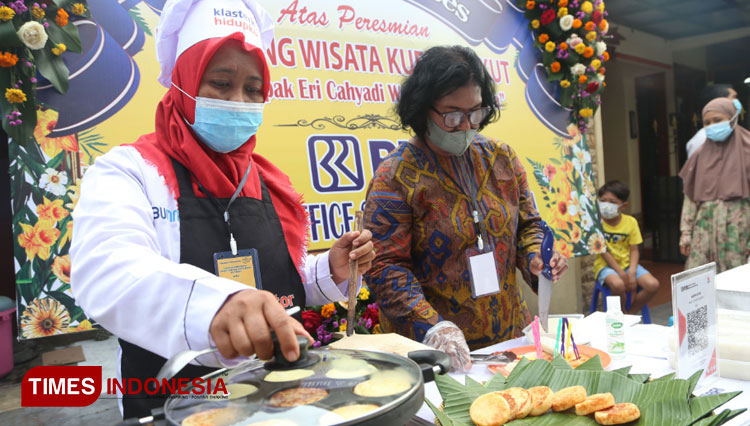 Potret kegiatan para pedagang kue di Kampung Wisata Kue Surabaya. (FOTO: Kominfo Surabaya for TIMES Indonesia) 