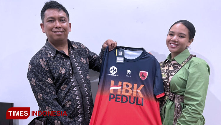 Rannya Agustyra Kristiono (kanan) memperkenalkan official partner TIMES Indonesia untuk Liga 3 2022. (FOTO: Imadudin Muhammad/TIMES Indonesia)