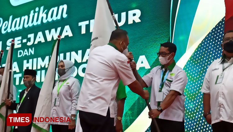 Foto : Ketua DPD HKTI Jatim Ony Anwar Harsono mengukuhkan DPC HKTI se-Jatim di Gedung Negara Grahadi, Selasa (22/3/2022).(Foto : Lely Yuana/TIMES Indonesia)