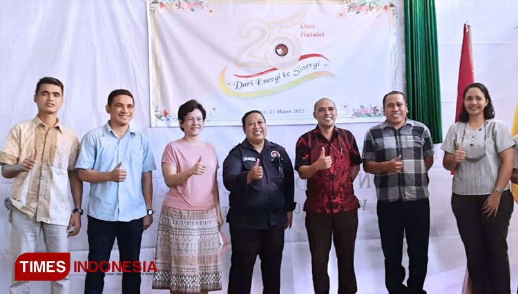 Rektor Unkriswina Sumba Dr. Maklon F. Killa, SE, M.Si foto bersama pembantu rektor dan dosen. (FOTO: Habibudin/TIMES Indonesia)