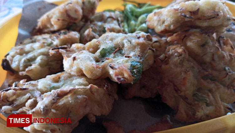 Menu gorengan favorit warga Surabaya kini mulai naik harga, Selasa (22/3/2022). (FOTO: Lely Yuana/TIMES Indonesia)