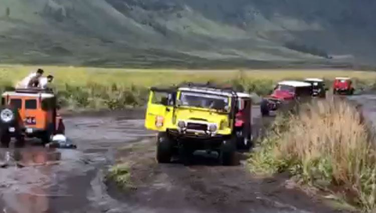 Wisatawan Bromo terpelanting saat duduk di atas atap jeep wisata. (FOTO: Tangkapan layar)