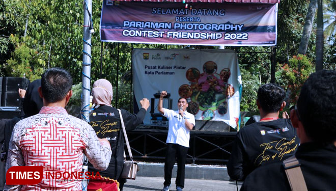 Fotografer-saat-memotret-objeknya-b.jpg