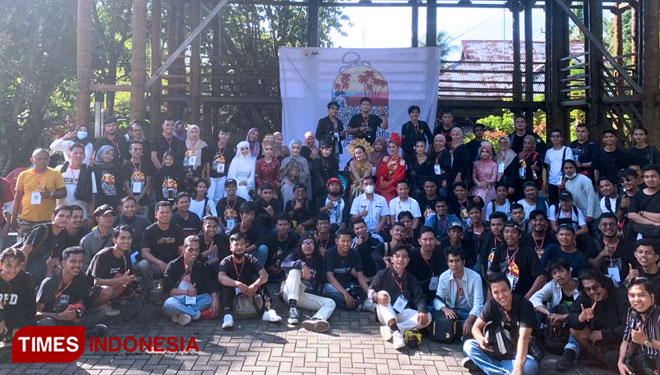 Fotografer-saat-memotret-objeknya-c.jpg