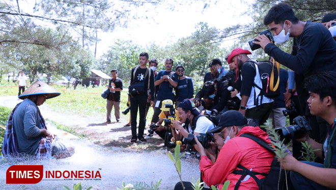 Fotografer saat memotret objeknya. (Foto: Rizki Alfian/ TIMES Indonesia)