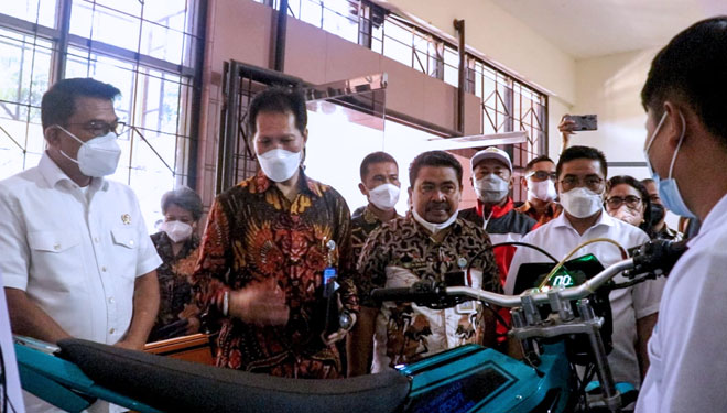 Moeldoko Kagum Lihat Motor Trail Listrik Karya Siswa SMK Nasional Malang