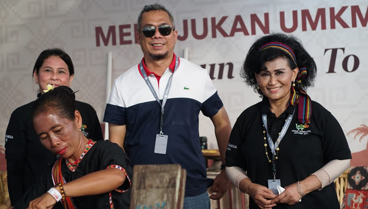 Ny Nanny Hadi Tjahjanto di stan Tenun Nusantara pada momen MotoGP Mandalika di Lombok, NTB. (foto-foto: dokumen Ny Nanny for TIMES Indoenesia)