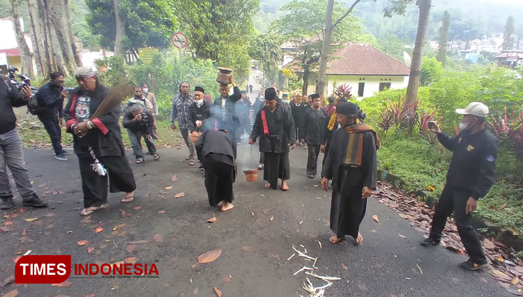 Nggaret-Bumi-b.jpg
