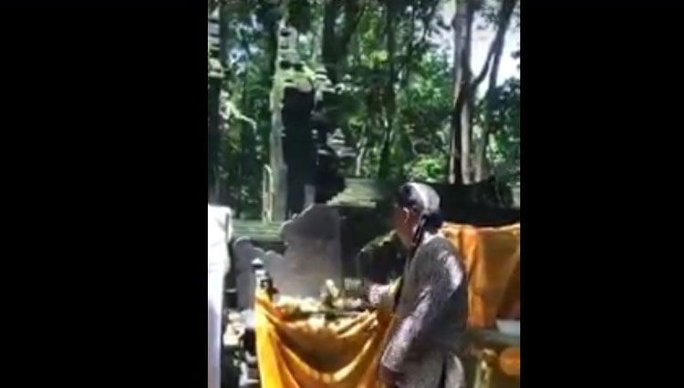 Potongan video perusakan sesajen di Pura Kawitan Alas Purwo, Desa Kendalrejo, Kecamatan Tegaldlimo, Banyuwangi. (Foto : Tangkapan Layar)