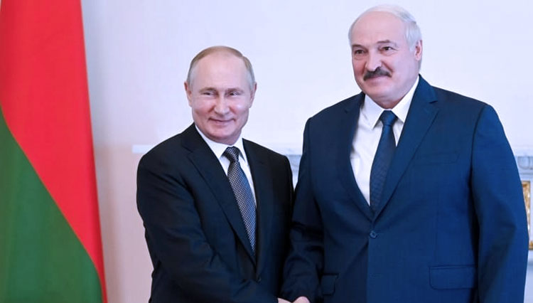 Presiden Rusia Vladimir Putin, kiri, dan Presiden Belarusia Alexander Lukashenko. (FOTO: Al Jazeera/Sputnik via AFP)