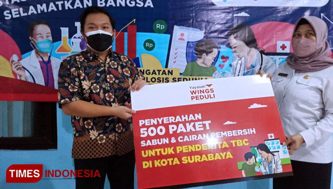 Perwakilan dari Yayasan Wings Peduli, Oucky Hertanto secara simbolis menyerahkan bantuan alat kebersihan kepada Kepala Dinas Kesehatan Kota Surabaya Nanik Sukristina di Puskesmas Tenggilis, Rabu (23/3/2022). (Foto: Lely Yuana/TIMES Indonesia)