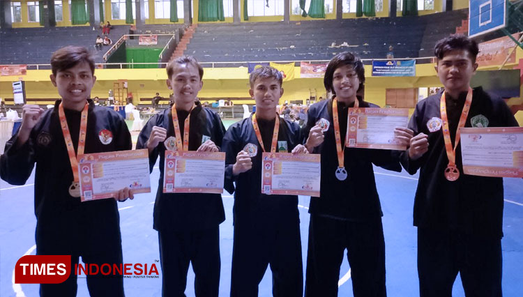 Pesilat Universitas Nurul Jadid (UNUJA), Paiton, Probolinggo, saat mengikuti Kejuaraan Nasional Pencak Silat Banyuwangi Championship 2 yang di gelar di Gor Tawangalun Banyuwangi pada 21- 22 Maret 2022. (FOTO: Dokumentasi TIMES Indonesia)