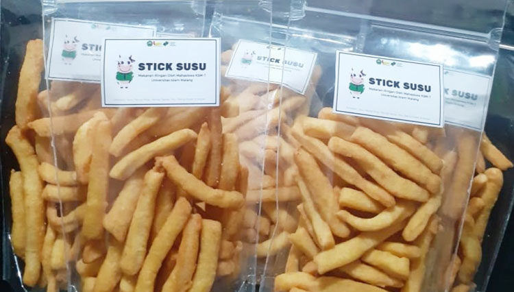 Mahasiswa KSM-T Unisma Malang mengolah susu sapi menjadi produk stick susu.