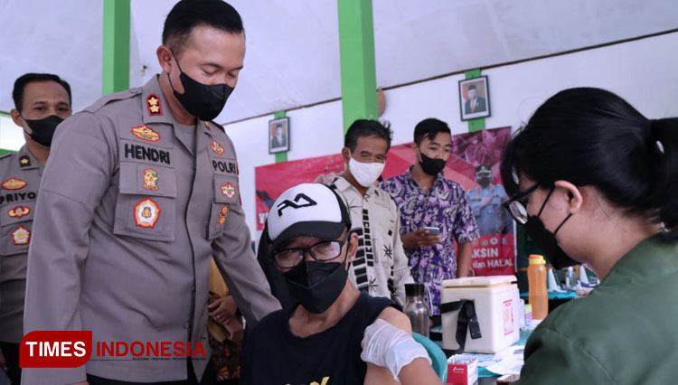 Kapolres Banjarnegara AKBP Hendri Yulianto SIK MH dalam program keroyok vaksin. (FOTO:  Humas Polres for TIMES Indonesia) 
