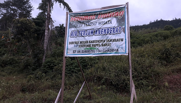 Air-Terjun-Anenderat-di-Distrik-Miyah-2.jpg