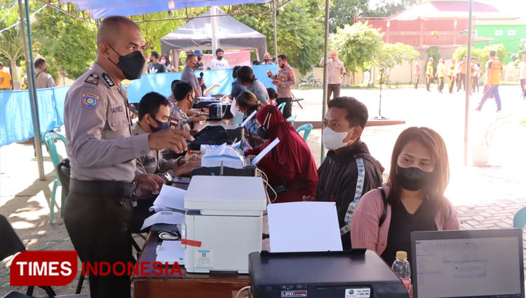 Polres Sumba Timur menyalurkan bantuan BTPKLW-N kepada warga penerima sekaligus mobilisasi warga untuk melakukan vaksinasi. (FOTO: Habibudin/TIMES Indonesia)