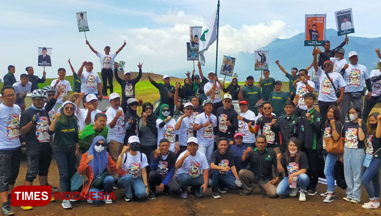 Para pegiat olahraga dan warga Kota Batu menyambut kedatangan peserta Touring Garda Bangsa dan mendeklarasikan dukungan kepada Cak Imin menjadi Presiden 2024. (FOTO: Muhammad Dhani Rahman/TIMES Indonesia)