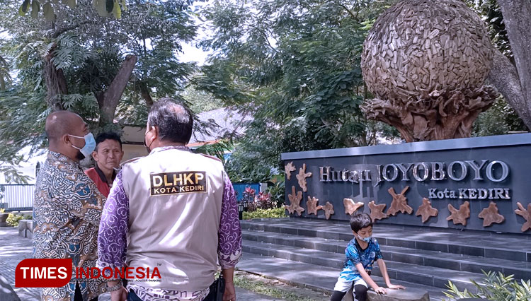 Kepala Dinas Lingkungan Hidup Kebersihan dan Pertamanan saat meninjau Hutan Joyoboyo. (FOTO: Canda Adisurya/TIMES Indonesia)