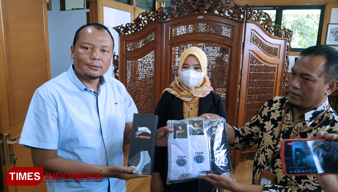Ketua Gerakan Wirausaha Muda (Garuda) Kabupaten Sumedang, H. Nana Mulyana saat menyerahkan produk UMKM kaos kaki di Kampus IPDN Jatinangor, Kamis (24/3/2022). (FOTO: Alan Dahlan/TIMES Indonesia)