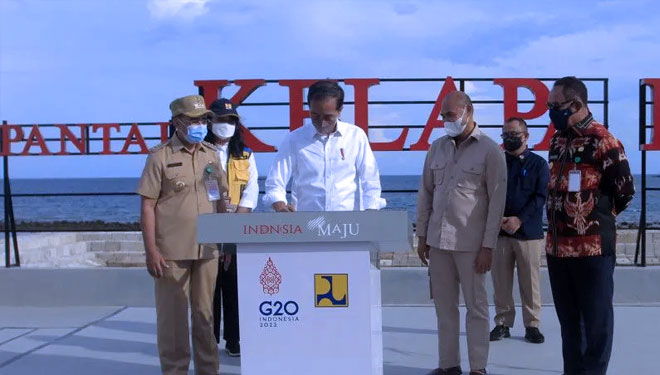 Presiden Joko Widodo (kedua kiri) meresmikan taman wisata dan kuliner Kota Kupang disaksikan oleh Gubernur NTT Viktor B Laiskodat (kedua kanan) Wakil Gubernur NTT Josef Nae Soi (kanan) dan Direktur Jenderal Cipta Karya Diana Kusumastuti di Pantai Kel