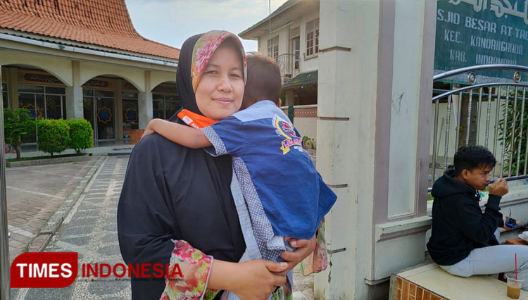 Reni, warga Indramayu yang dapat jodoh di Pasar Jodoh.(Foto: Muhamad Jupri/TIMES Indonesia)