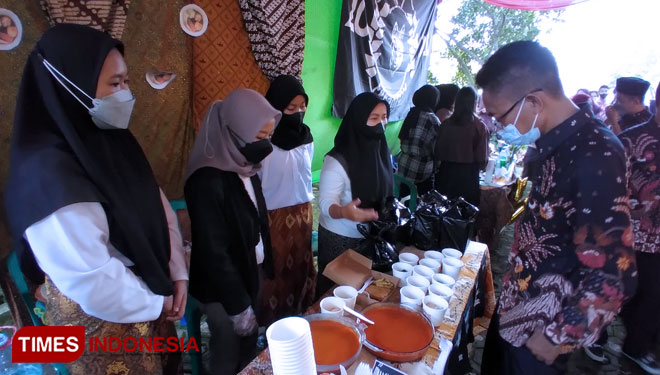 Suasana Bazar dimana para siswa menjual produk makanan kekinian yang dibuatnya. (Muhammad Dhani Rahman/TIMES Indonesia)