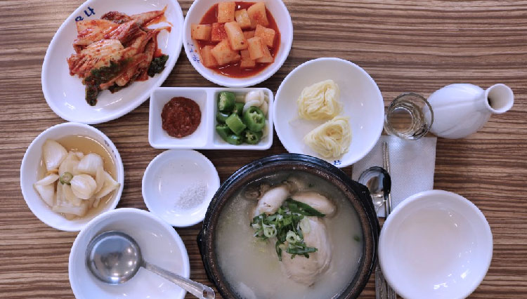 Samgyetang disebut juga sup ayam gingseng. (FOTO: hapskorea.com)