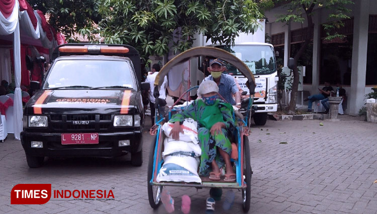 Warga-menerima-Bantuan-Langsung-Tunai-di-masa-pandemi-3.jpg