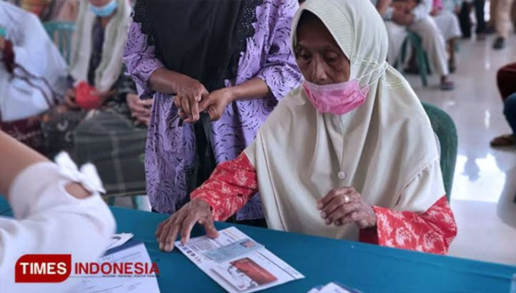 Warga menerima Bantuan Langsung Tunai di masa pandemi Covid-19. (FOTO: Dok. TIMES Indonesia)
