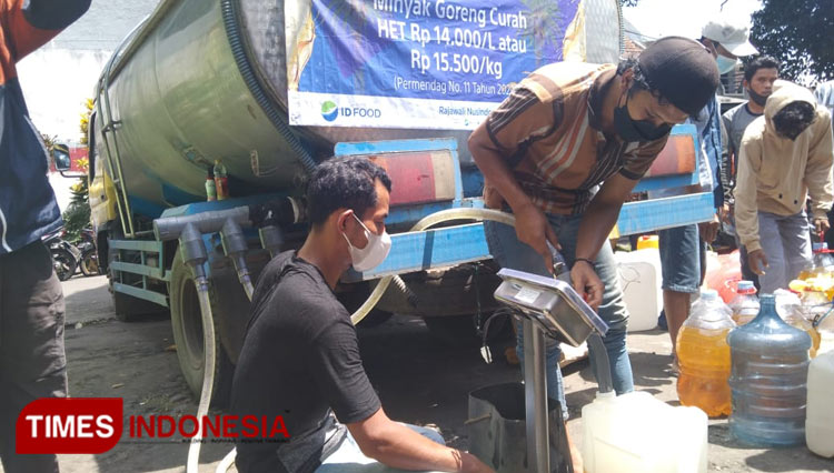 Ibu-Ibu Kena Prank, Distribusi Minyak Goreng Curah di Malang Hanya untuk Pedagang