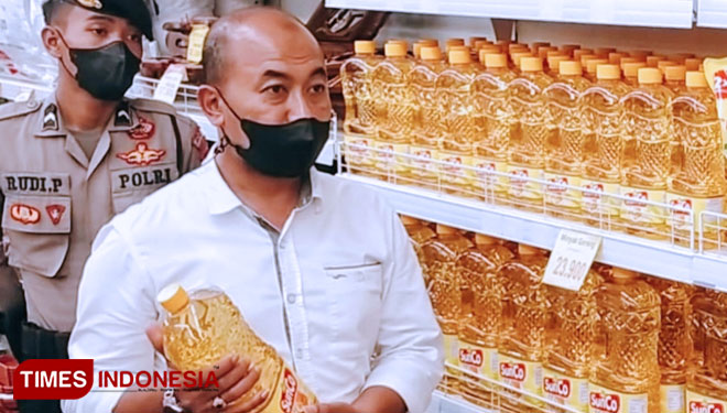 Petugas gabungan dari Pemerintah dan Kepolisian saat melakukan inspeksi mendadak keberadaan minyak goreng. (Foto: Syamsul Ma'arif/TIMES Indonesia)