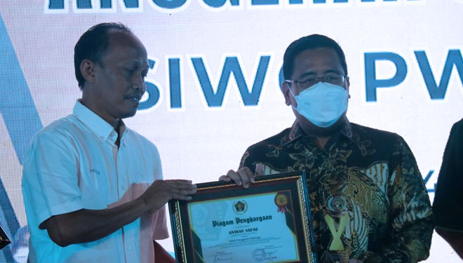 Anwar Sadad saat menerima penghargaan sebagai Tokoh Penggerak Olahraga dalam perhelatan SIWO PWI Jatim Award 2022 di Gedung Wahana Ekspresi Pusponegoro, Gresik, Jumat (25/3/2022).(Dok.Humas DPRD Jatim) 