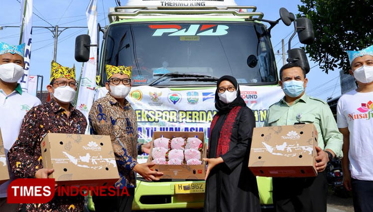 Bupati Banyuwangi Ipuk Fiestiandani Azwar Anas saat melepas ekspor buah naga. (foto: Rizki Alfian/TIMES Indonesia)