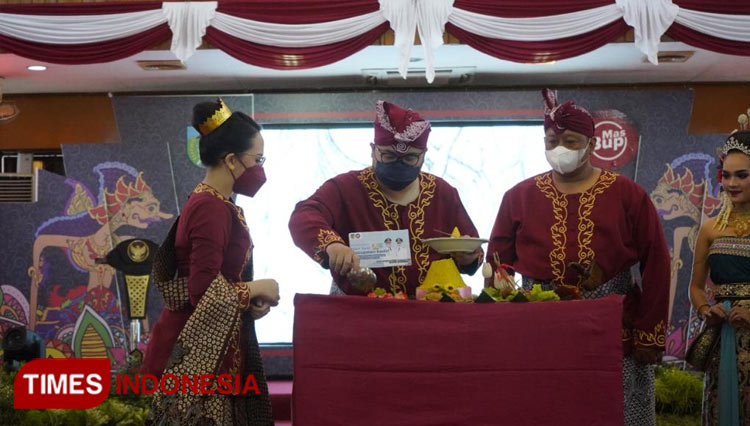 Bupati Kediri dan ketua DPRD kabupaten Kediri melakukan pemotongan tumpeng hari jadi Kabupaten Kediri (Canda Adisurya/TIMESIndonesia)
