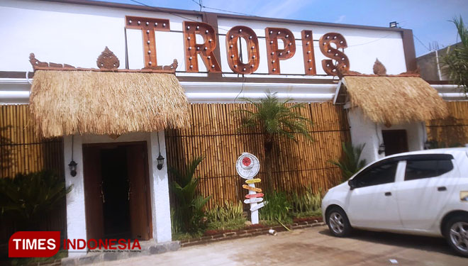 Cafe Tropis, Sajikan Suasana dan Kesegaran Pantai di Tengah Kota