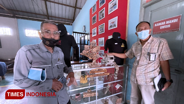 Kadis KUKMP Kota Banjar saat melihat hasil karya warga binaan dalam galeri Lapas Banjar (foto: Susi/TIMES Indonesia)