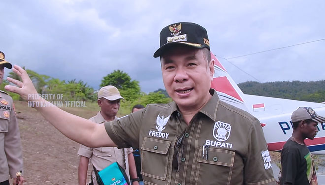 Bupati Kaimana Freddy Thie saat tiba di Kampung Estronamba, Papua Barat.(foto: Dok.Info Kaimana Official)