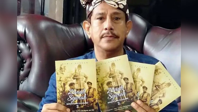 Hamid Nabhan bersama buku karyanya yang bertajuk Ziarah Sejarah –Mereka yang Dilupakan- 2. (Foto: Dok.Pribadi)