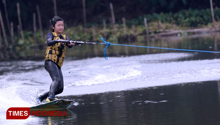 Atlet-Ski-Air-sedang-melakukan-latihan.jpg
