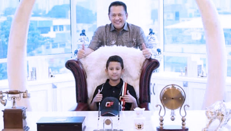 Ketua MPR RI sekaligus Ketua Umum Ikatan Motor Indonesia (IMI) Bambang Soesatyo bersama pembalap muda Indonesia Qarrar Firhand Ali. (foto: dok IMI)